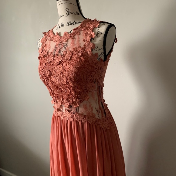 Boutique Gown - Picture 3 of 9